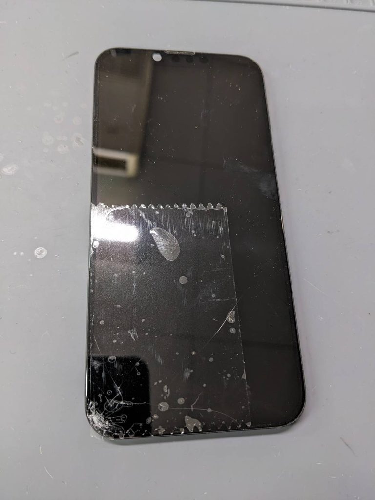 下部に割れが発生しているiPhone14のフロントパネル