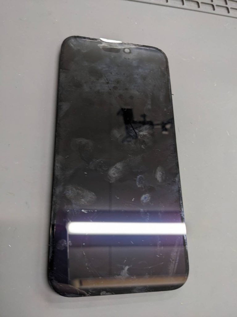 故障したiPhone14ProMAXのフロントパネル