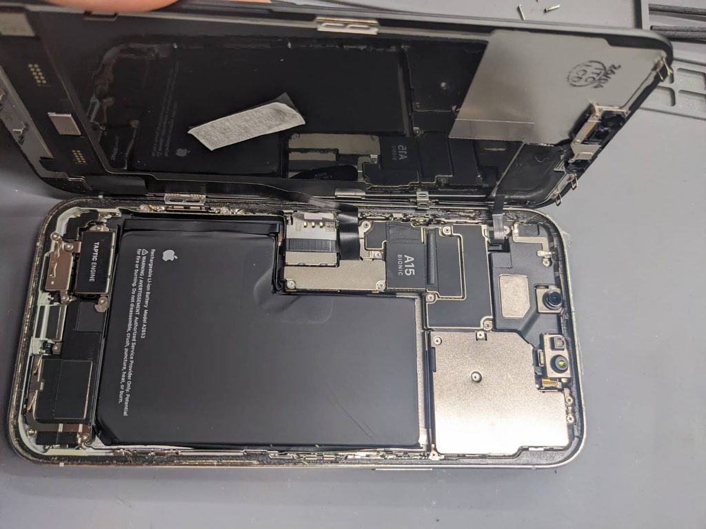 iPhone 13 Pro Maxの画面交換修理で本体を開けて内部を確認している状態