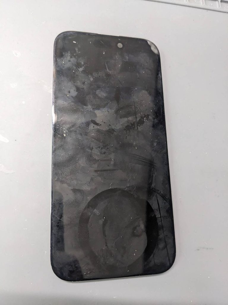 iPhone15の破損したディスプレイ表示不良修理前の状態