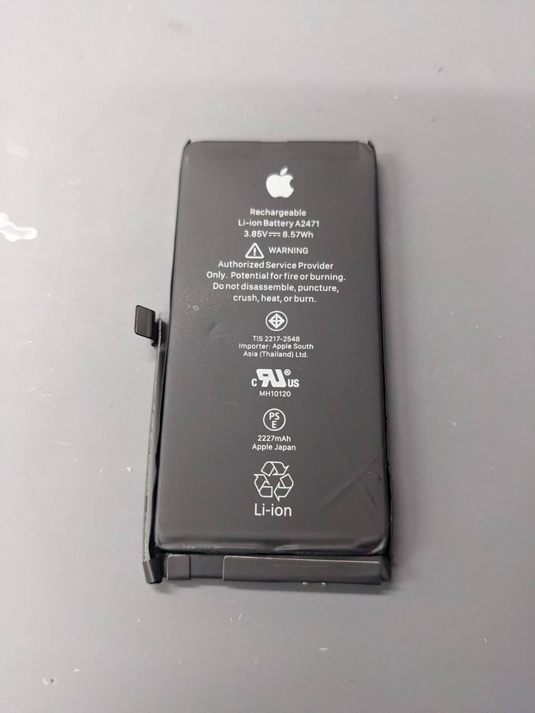 iPhone 12 miniの水没起動不良修理で取り外したバッテリー