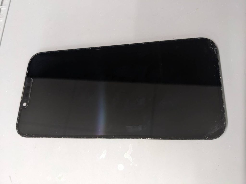 iPhone 13の液晶損傷修理前の端末。画面表示不良が見られるディスプレイの状態