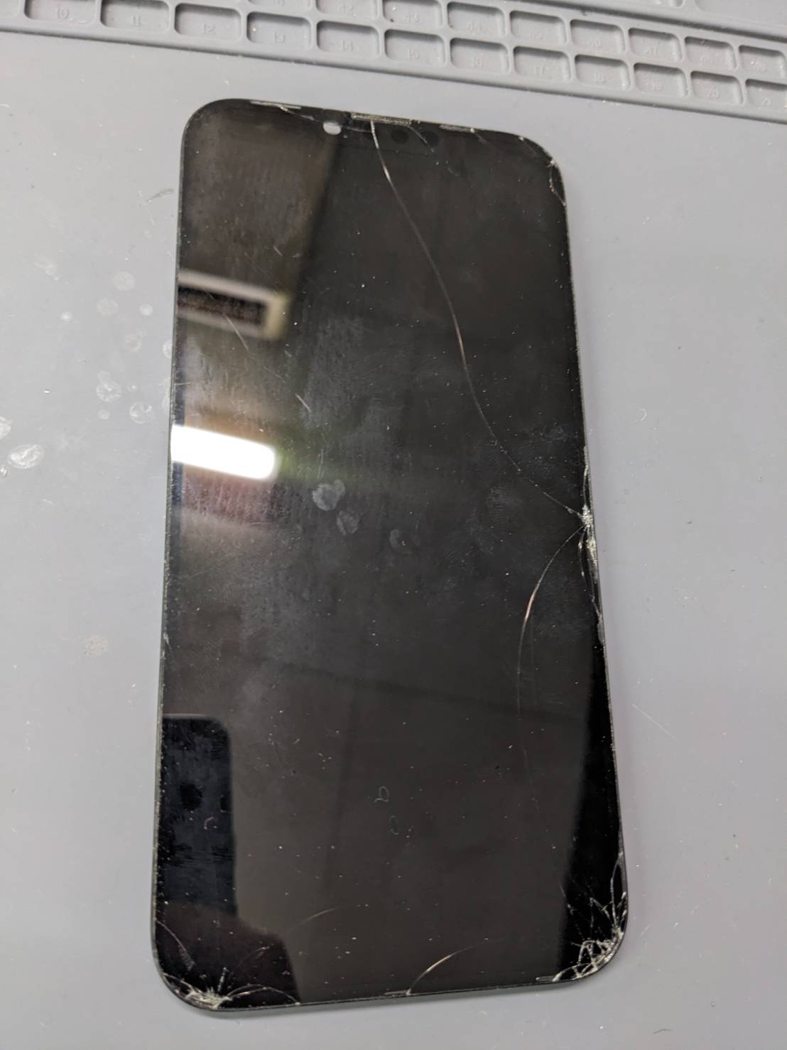 iPhone 13 Pro Maxの画面交換修理｜スマフォドクター大阪梅田店