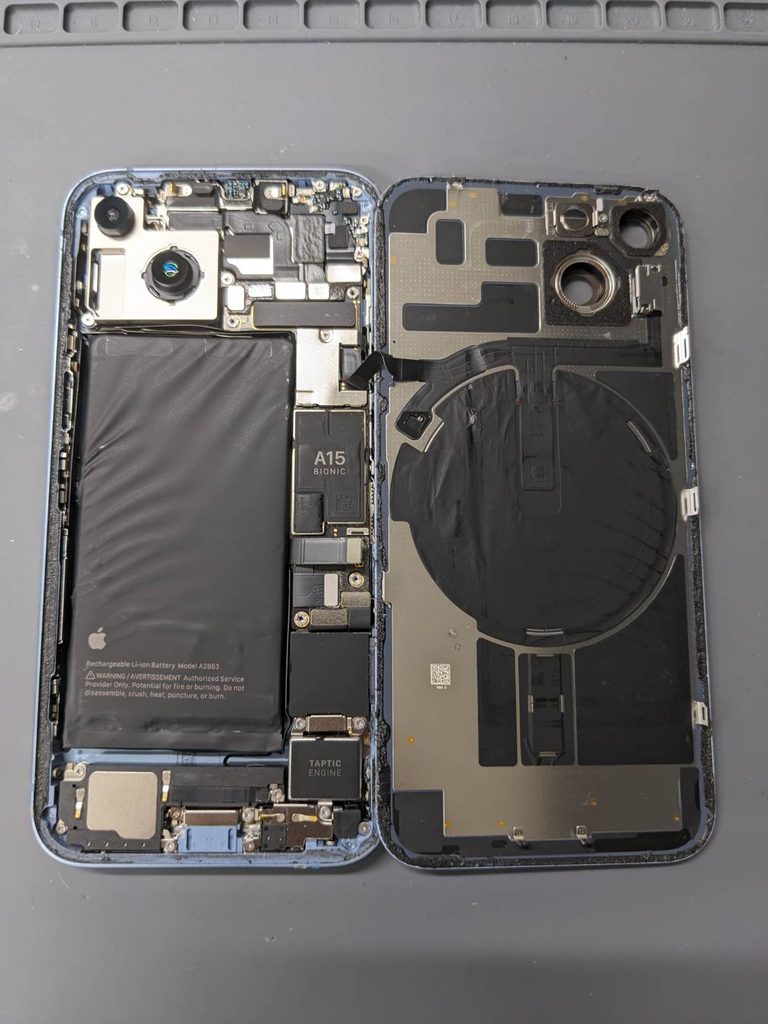 iPhone 14の内部構造とイヤースピーカー周辺の修理作業