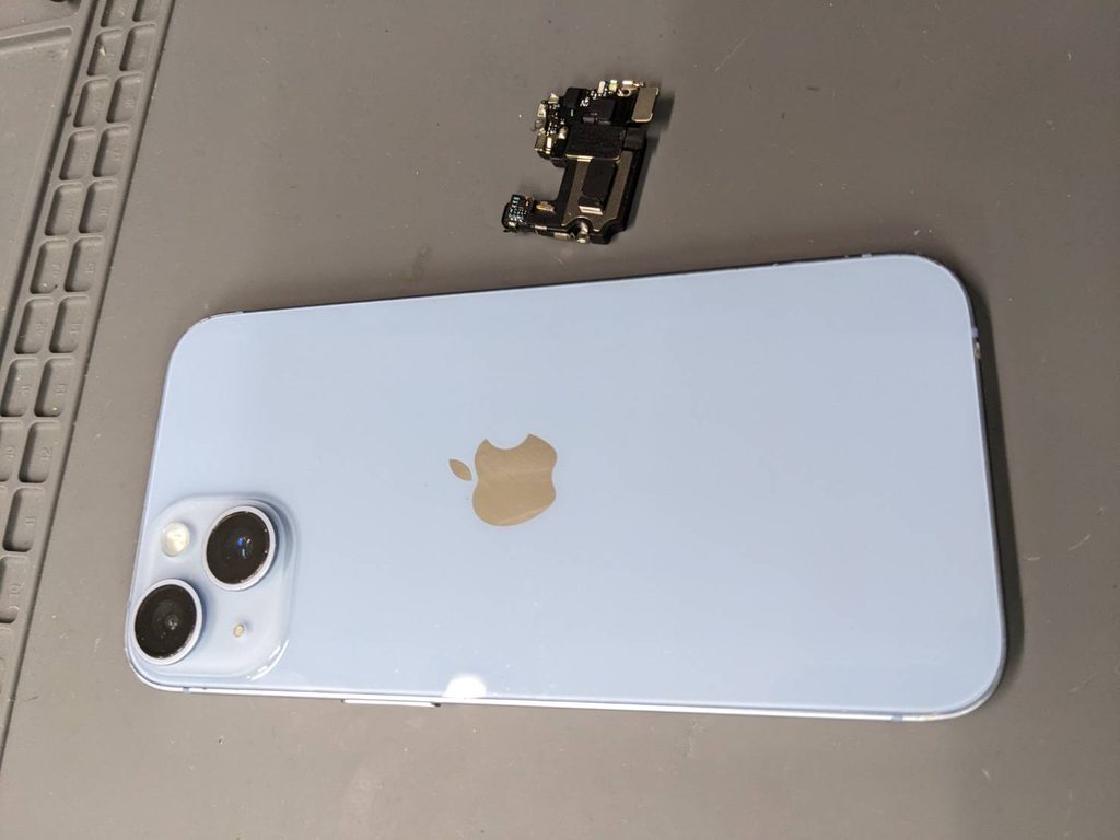 iPhone 14の本体と取り外したイヤースピーカー関連部品