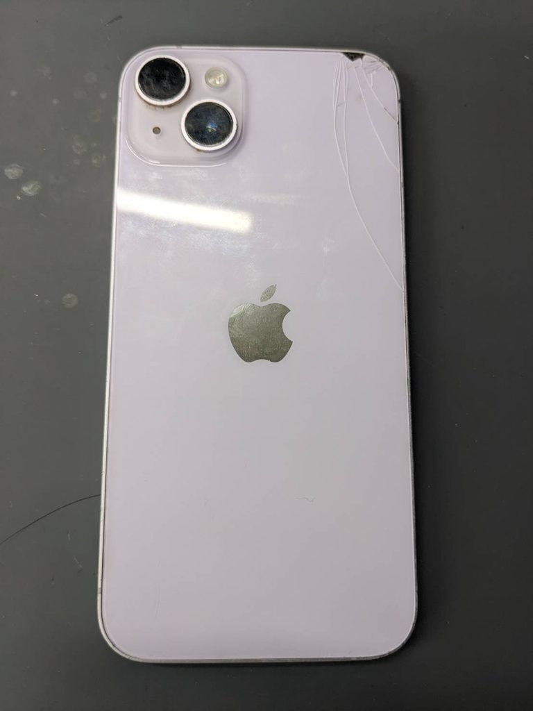 iPhone 14の背面ガラスが右上部分からひび割れた状態
