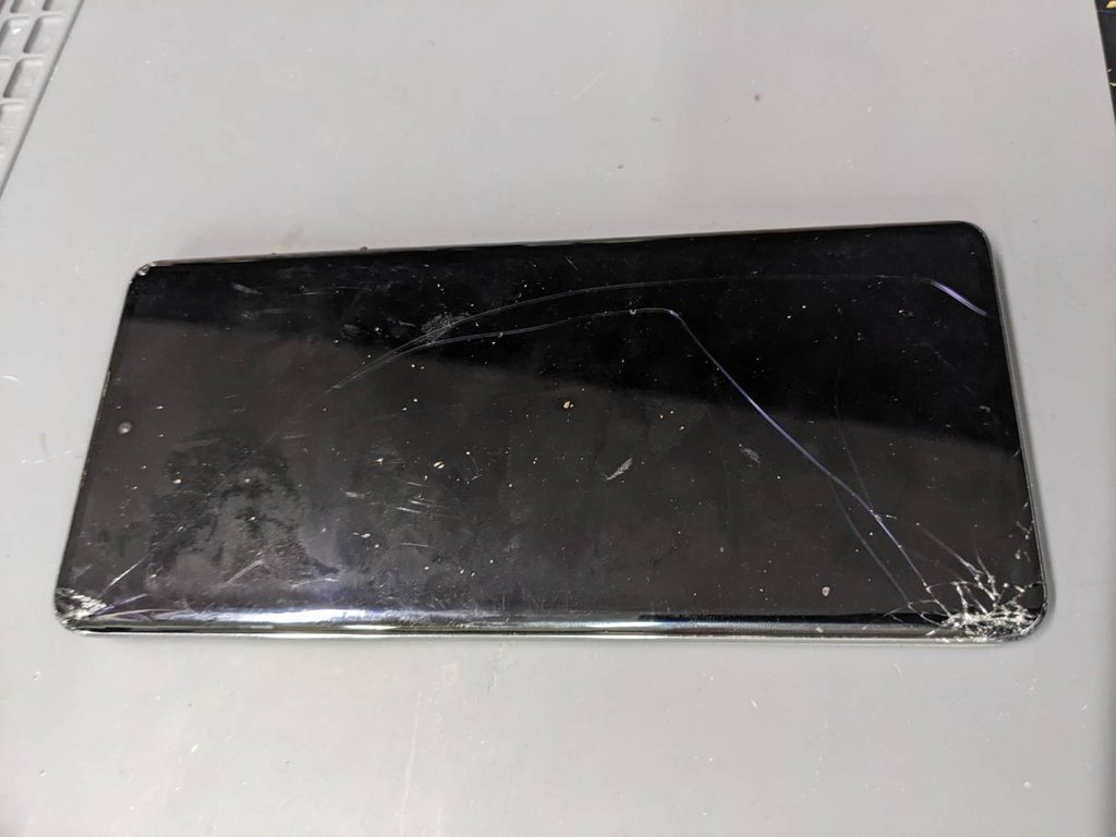 OPPO Reno10 Pro 5Gの画面全体にひび割れが発生した状態