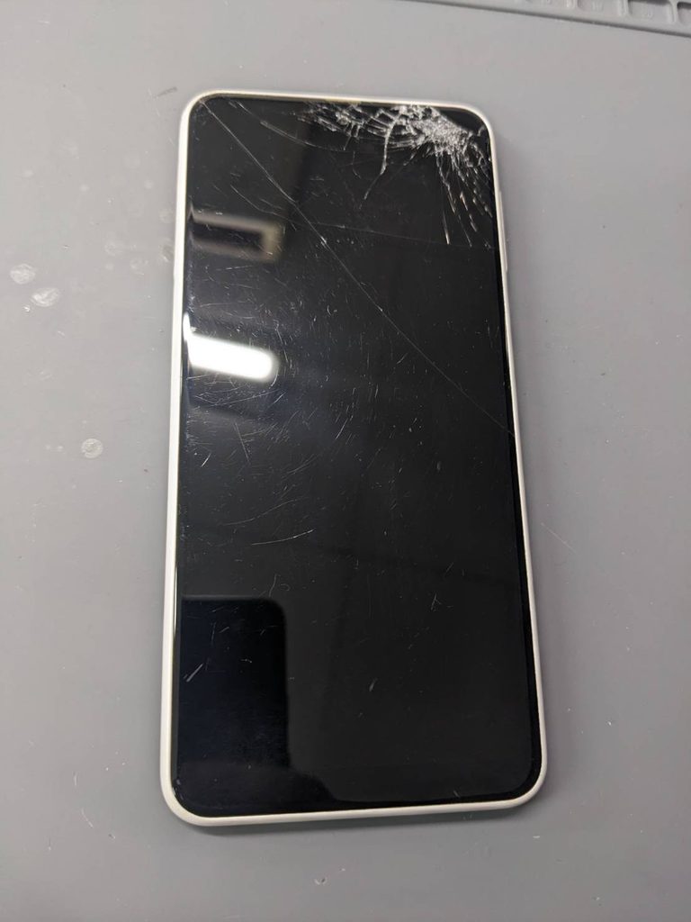 Galaxy A23の画面上部に大きなひび割れが発生した状態