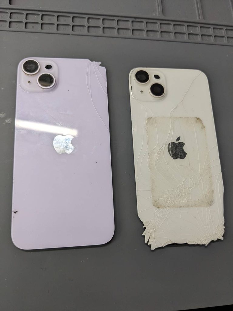 iPhone 14 Plusの背面ガラス割れを比較した写真。左側は上部右側にひび割れがあり、右側は背面全体にひびが広がり下部が大きく破損した状態。