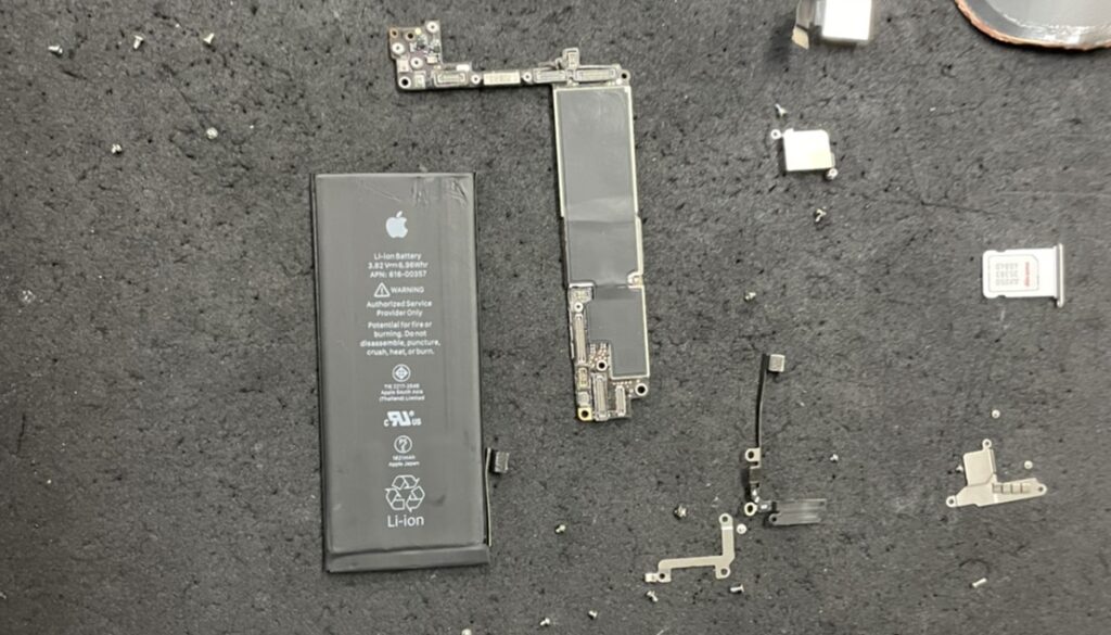 iPhone8背面ガラス割れ修理